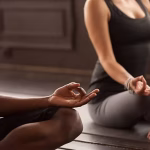 5 Manfaat Yoga Tangan dan Cara Melakukannya di Rumah