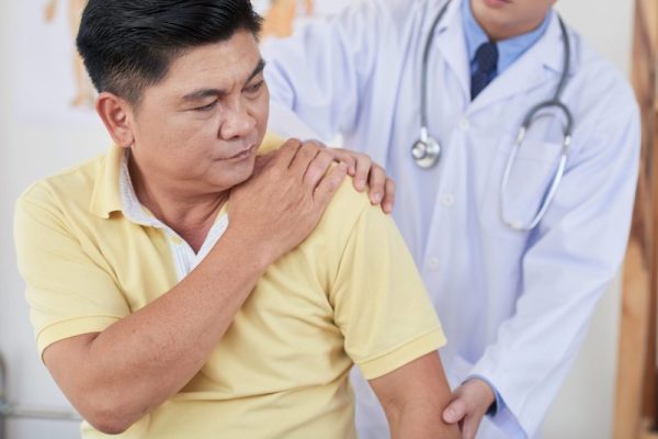 5 Tanda Bahu Kamu Perlu Diperiksa Dokter