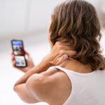 7 Tips Pakai Smartphone Tanpa Bikin Leher Pegal