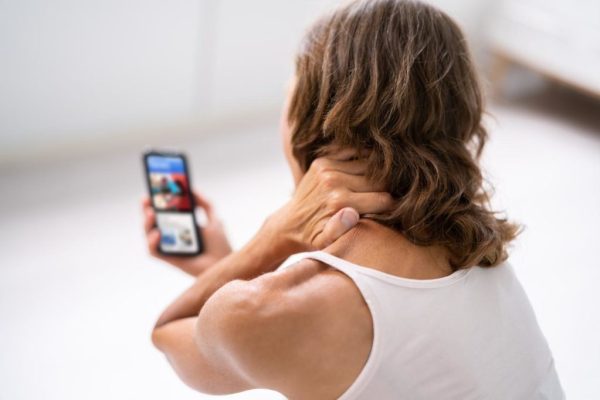 7 Tips Pakai Smartphone Tanpa Bikin Leher Pegal 7 Tips Pakai Smartphone Tanpa Bikin Leher Pegal