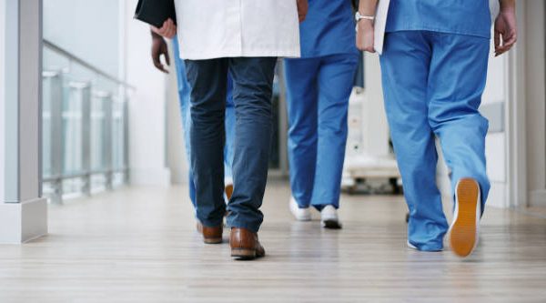 7 Cara Merawat Kaki untuk Pekerja yang Lama Berdiri 7 Cara Merawat Kaki untuk Pekerja yang Lama Berdiri