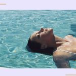 5 Cara Merawat Rambut Sehabis Berenang di Kolam Berklorin