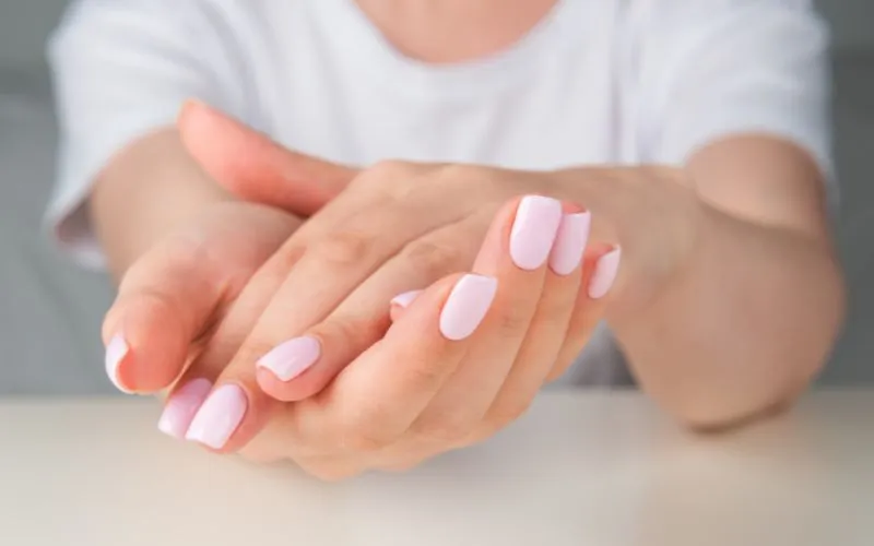7 Kebiasaan Simpel yang Bikin Kuku Lebih Sehat