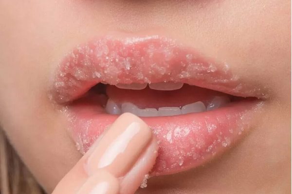 5 Langkah Membuat Scrub Bibir Sendiri di Rumah 5 Langkah Membuat Scrub Bibir Sendiri di Rumah
