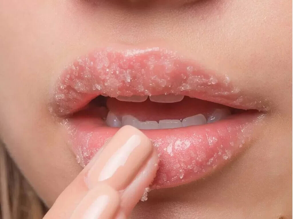 5 Langkah Membuat Scrub Bibir Sendiri di Rumah