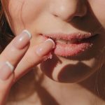 5 Langkah Eksfoliasi Bibir yang Aman dan Efektif
