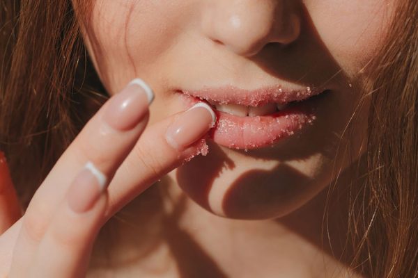 5 Langkah Eksfoliasi Bibir yang Aman dan Efektif 5 Langkah Eksfoliasi Bibir yang Aman dan Efektif